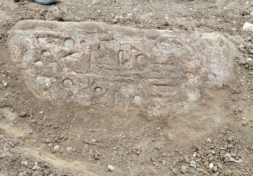El tercer hallazgo es un bloque de granito rosa, de unos 1.30 metros de largo, y que se encontraba a un metro al norte de la segunda estatua: Presenta restos de inscripciones jeroglíficas, incluyendo dos títulos del rey Ramsés II: Nesu-Biti (Rey del Alto y Bajo Egipto) -uno de los cinco títulos del protocolo real de los faraones en el Antiguo Egipto- y Sa-Ra (Hijo de Ra).
