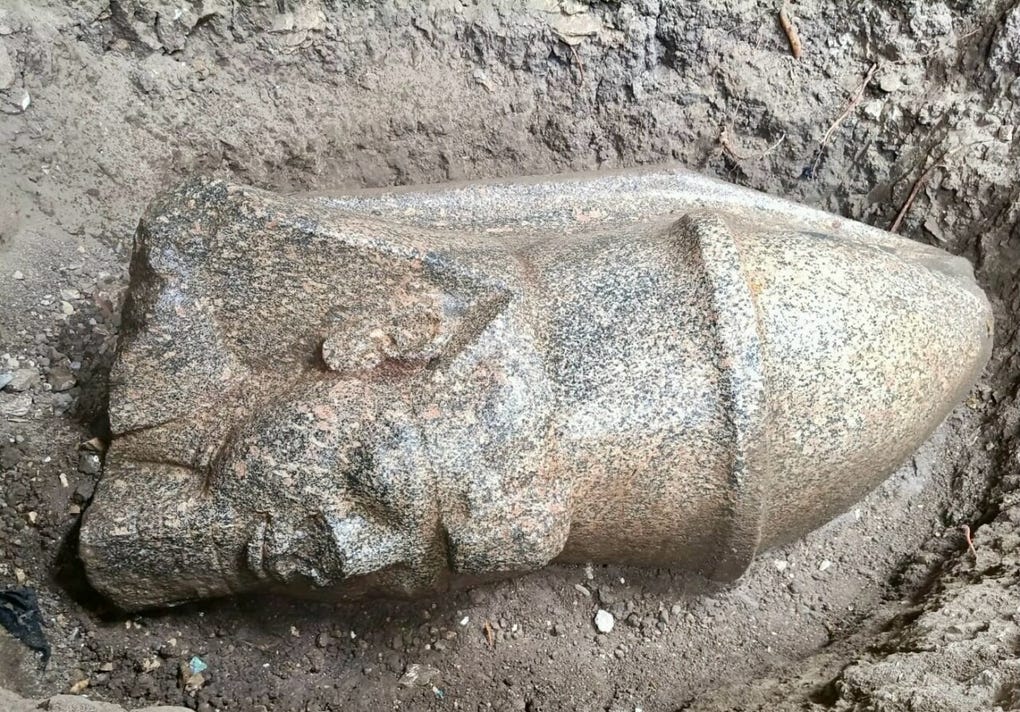 El Ministerio de Turismo y Antigüedades egipcio ha descubierto dos estatuas colosales que podrían pertenecer al rey Ramsés II, así como un bloque de granito rosa con inscripciones jeroglíficas al norte de El Cairo, después de que un ciudadano informara a las autoridades sobre el hallazgo en su propiedad.