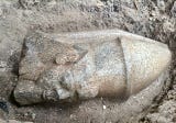 El Ministerio de Turismo y Antigüedades egipcio ha descubierto dos estatuas colosales que podrían pertenecer al rey Ramsés II, así como un bloque de granito rosa con inscripciones jeroglíficas al norte de El Cairo, después de que un ciudadano informara a las autoridades sobre el hallazgo en su propiedad.