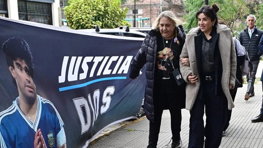 Gianinna Maradona (d) ingresando a los Tribunales de San Isidro, en Buenos Aires.