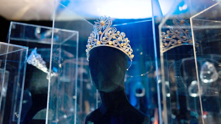 Puerto Rico inaugura una exposición con coronas y artículos de colección de Miss Universo