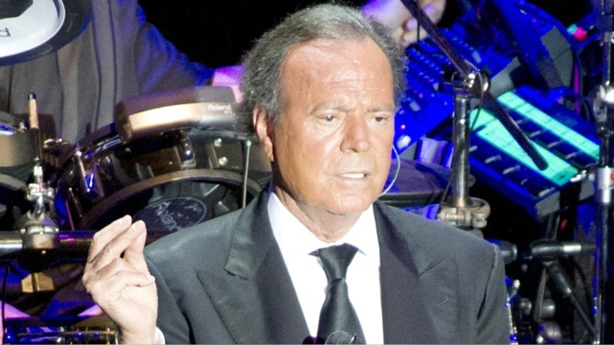 Fiscalía española cambia de criterio y ahora avala investigar a Julio Iglesias tras denuncias de agresión sexual