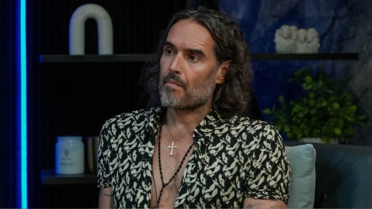 Califican a Russell Brand, exesposo de Katy Perry, de "depredador sexual despiadado" en el inicio de su juicio por violación
