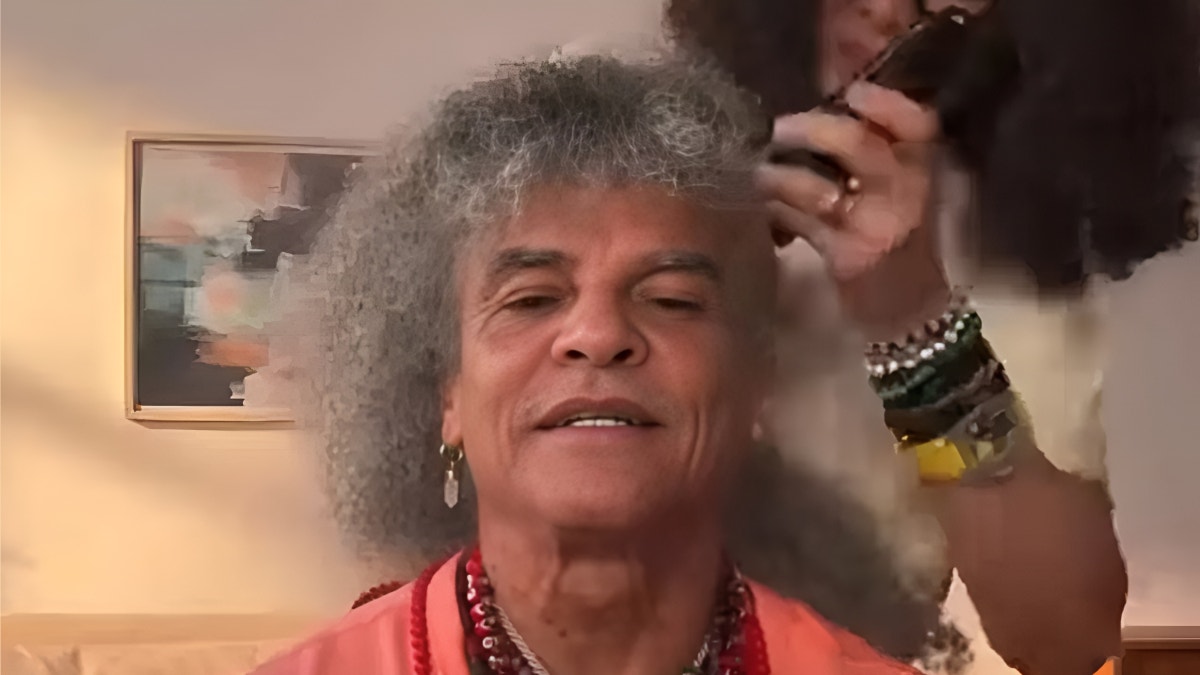 'El Pibe' Valderrama sorprende al compartir un video en el que se despide de su distintiva melena