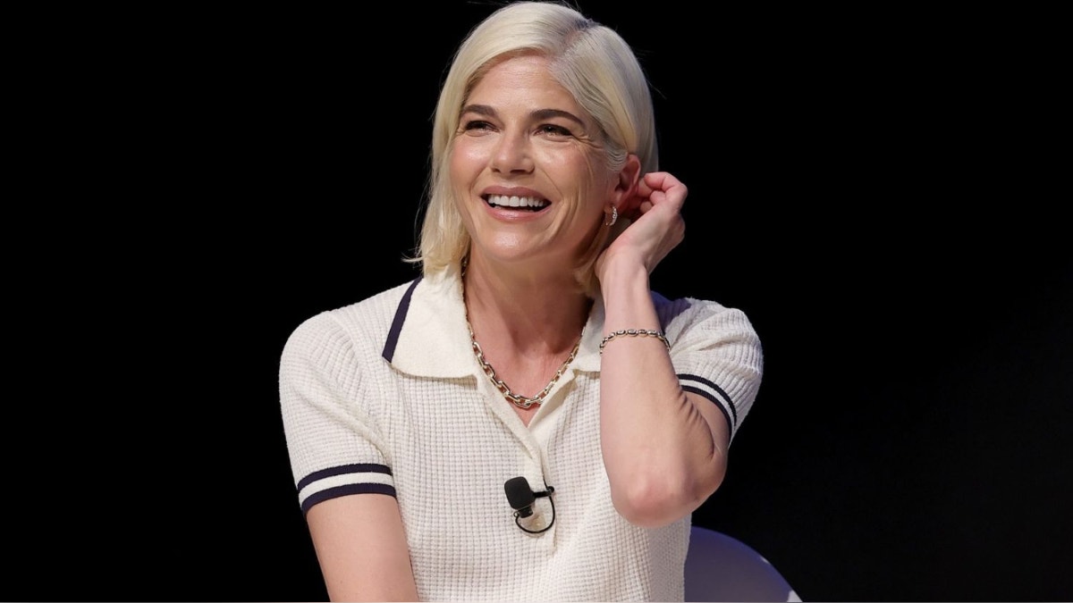 Selma Blair se declara no culpable de agredir a una policía tras un incidente en un vuelo