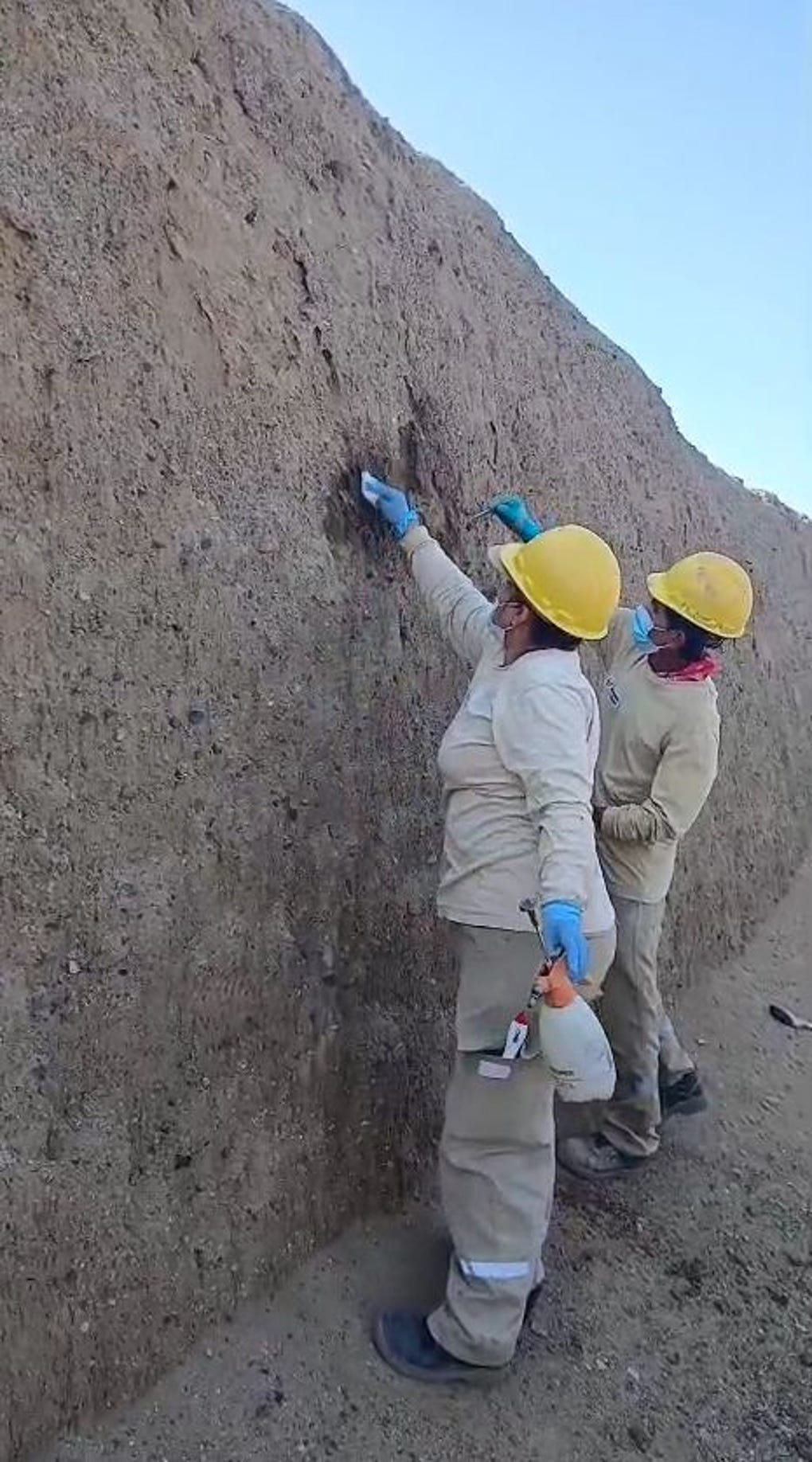 El Ministerio de Cultura, a través de la Dirección Desconcentrada de Cultura de La Libertad, retiró las pintas realizadas con aerosol en un muro del conjunto Chol An.