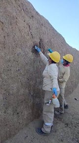 El Ministerio de Cultura, a través de la Dirección Desconcentrada de Cultura de La Libertad, retiró las pintas realizadas con aerosol en un muro del conjunto Chol An.