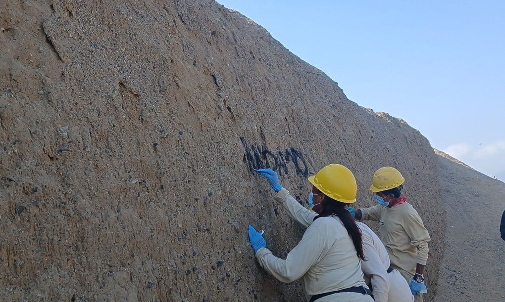 La evaluación técnica determinó que las pintas se encuentran sobre el denominado “material de sacrificio”, una capa de protección compuesta por adobes modernos y barro, instalada para preservar los muros arqueológicos originales. Por ello, se descartaron daños en las estructuras originales del monumento.