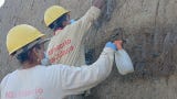 Los trabajos de conservación comprendieron la limpieza de la superficie afectada, el retiro de la pintura y la aplicación de una solución de agua y arcilla, conforme a los procedimientos técnicos previstos para recuperar la zona intervenida sin ocasionar daños al monumento.