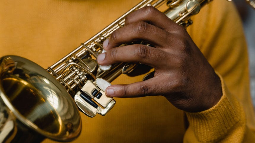 El centenario del nacimiento de Miles Davis invita a interrogar una trayectoria que desborda los límites del jazz para situarse en el centro de las transformaciones estéticas del siglo XX. Pocos músicos encarnaron con tanta lucidez la tensión entre tradición e invención creadora.