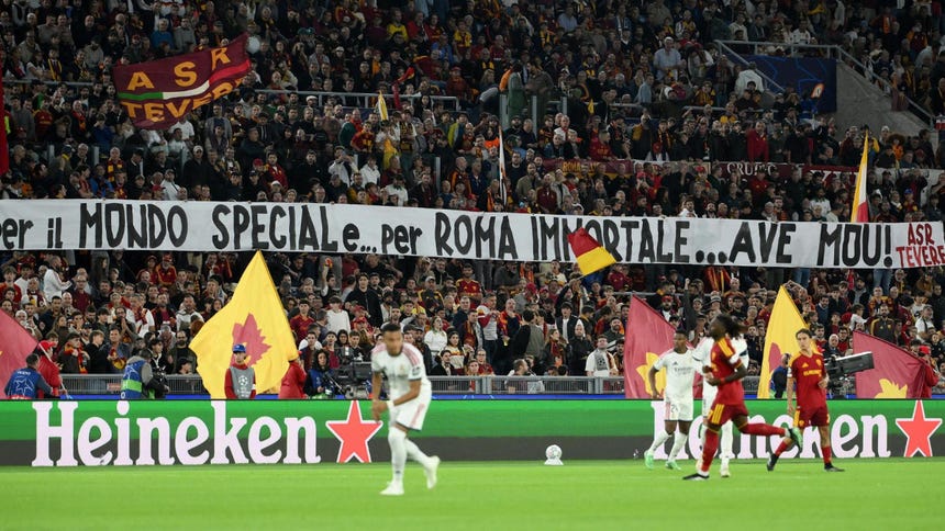 Lo tienen presente: hinchas de la Roma homenajearon a Mourinho en pleno partido contra Real Madrid