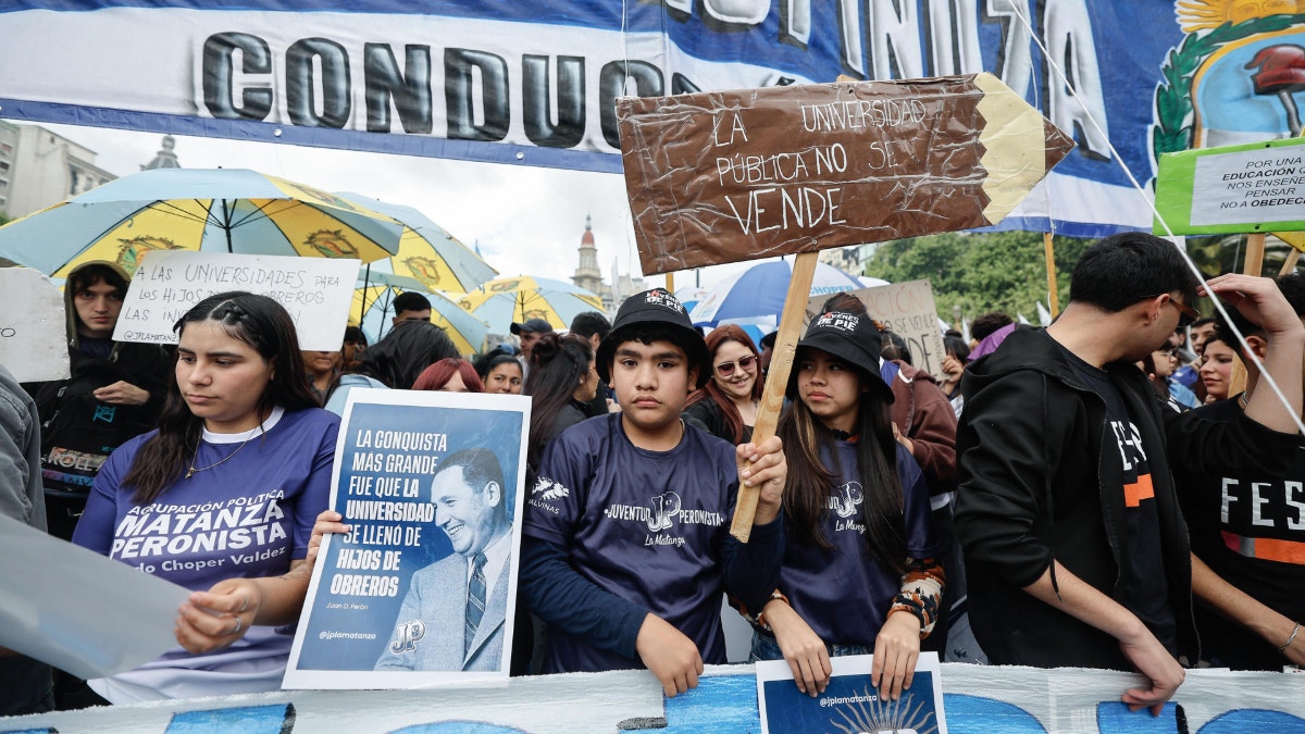 Universitarios reclaman fondos adeudados por Javier Milei en masiva marcha: "Que cumpla la ley"