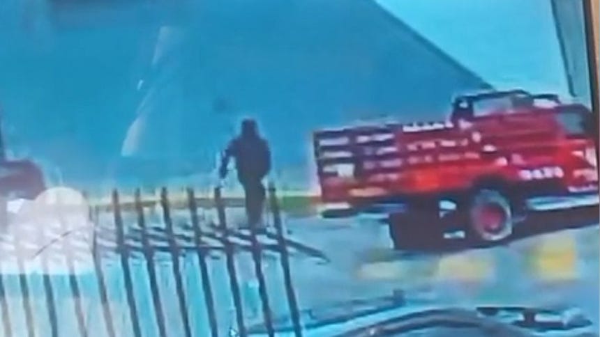 Una cámara de seguridad captó a un indigente aproximarse a la camioneta instantes antes del incendio.