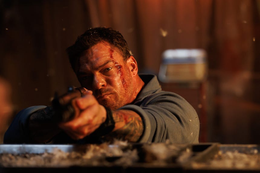 Alan Ritchson interpreta a Hank Malone, un exsoldado que debe completar una entrega médica crucial.