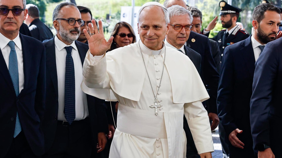 Secretario de Estado del Vaticano pide esperar evolución de León XIV para saber sus planes: "No podemos hacer previsiones de ningún tipo"