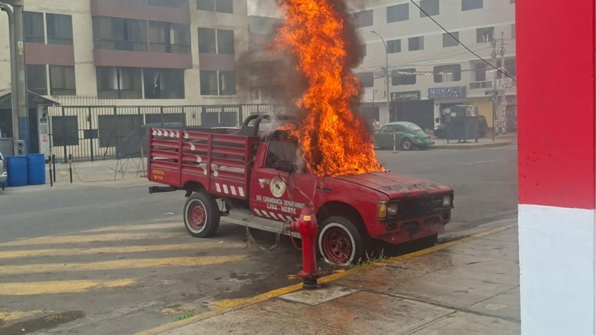 Camioneta de los bomberos queda inservible tras incendiarse en Los Olivos: fuego habría sido provocado