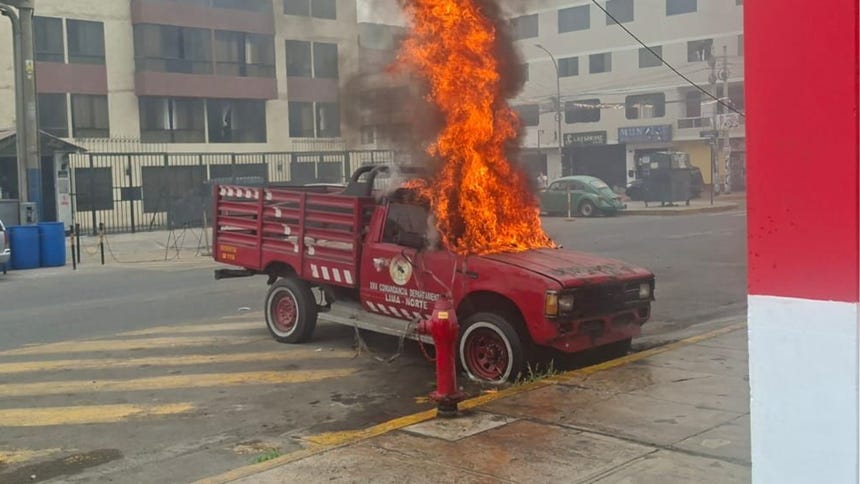 Camioneta de los bomberos queda inservible tras incendiarse en Los Olivos: fuego habría sido provocado