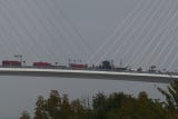 China y Corea del Norte celebraron este jueves la ceremonia de inauguración del nuevo puente sobre el río Yalu, una infraestructura fronteriza terminada en 2014 que llevaba casi doce años sin entrar en funcionamiento. La agencia estatal Xinhua señaló que el acto se produjo durante la mañana, sin precisar qué autoridades participaron ni cuándo comenzará el tránsito habitual de vehículos.