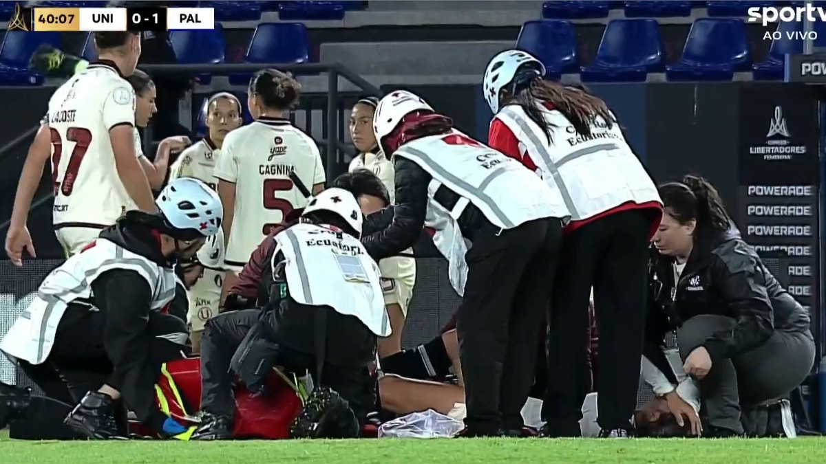 Momento de tensión en la Copa Libertadores Femenina: jugadora de Universitario salió del campo en camilla y con oxígeno en duelo ante Palmeiras