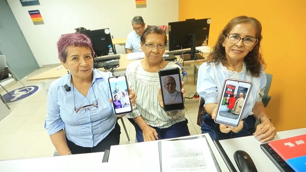 Jubilados peruanos usan la IA para enviar mensajes de aliento al papa León XIV