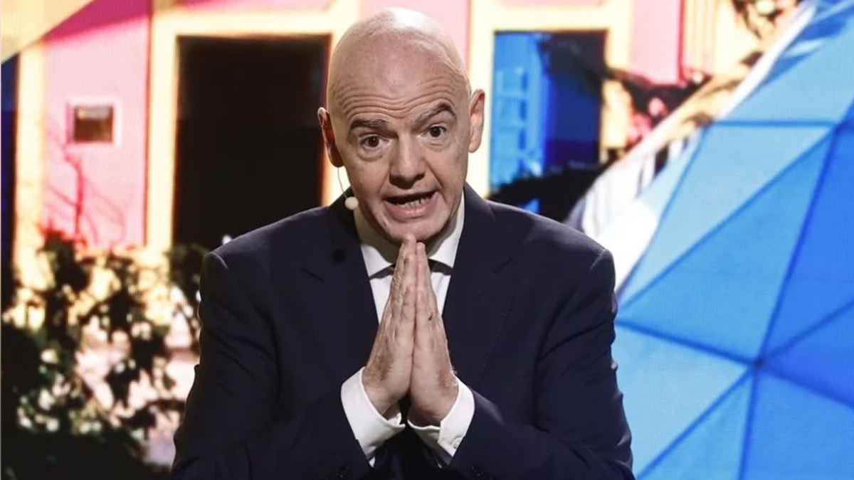 Joseph Blatter a Infantino: "Confesión, indulgencia y absolución en un solo acto. El papa debe estar contento"