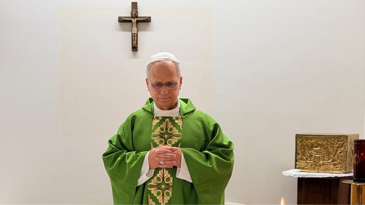 Primeras fotos del papa León XIV tras su operación: oficiando misa con su secretario peruano