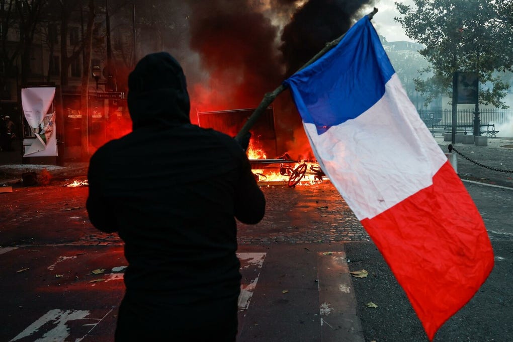 <strong>Francia</strong> vivió este sábado una jornada de protestas masivas en todo el país convocadas en redes sociales por un colectivo muy dispar que degeneró en destrozos y saqueos de edificios públicos y comercios.