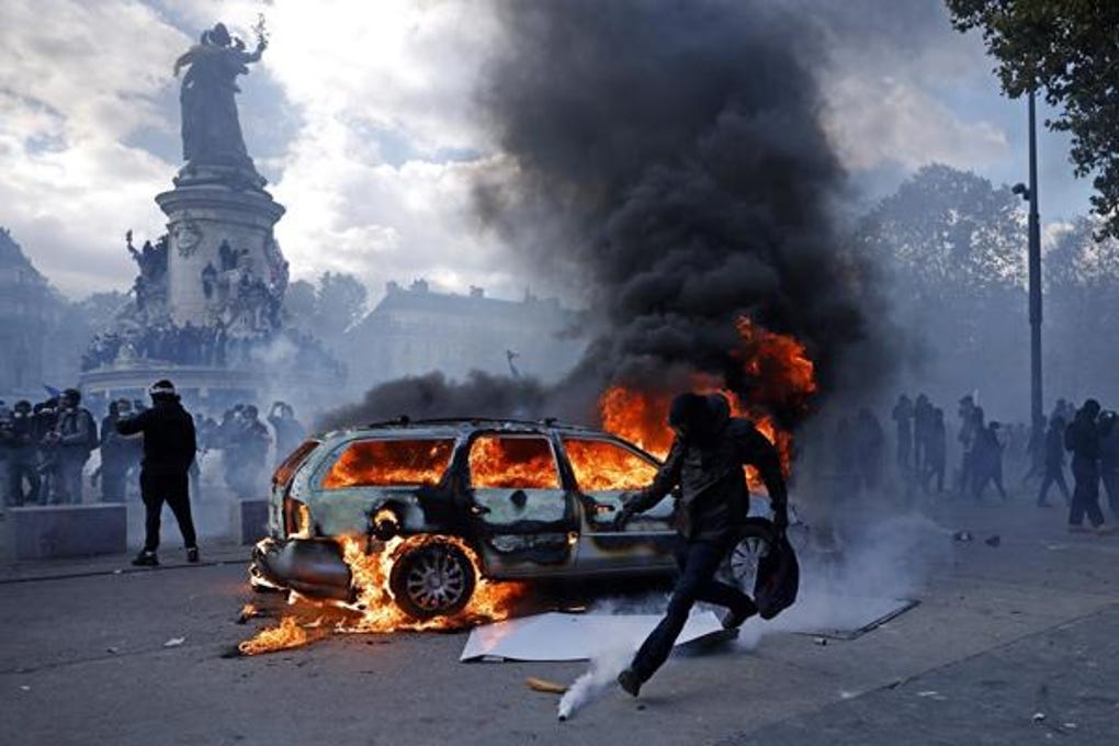 Quienes han destrozado, atacado prefecturas y comercios y saqueado incluso nuestros ayuntamientos, serán perseguidos y castigados, escribió <strong>Macron </strong>en un mensaje en sus redes sociales.