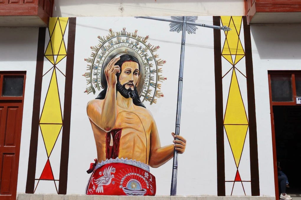 El Señor del Costado es una de las imágenes religiosas representadas en los murales de Santa Cruz.