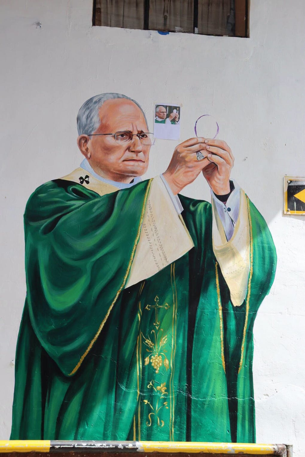 Las obras muestran al papa León XIV durante la consagración de la eucaristía en la iglesia La Inmaculada de Santa Cruz.