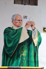 Las obras muestran al papa León XIV durante la consagración de la eucaristía en la iglesia La Inmaculada de Santa Cruz.