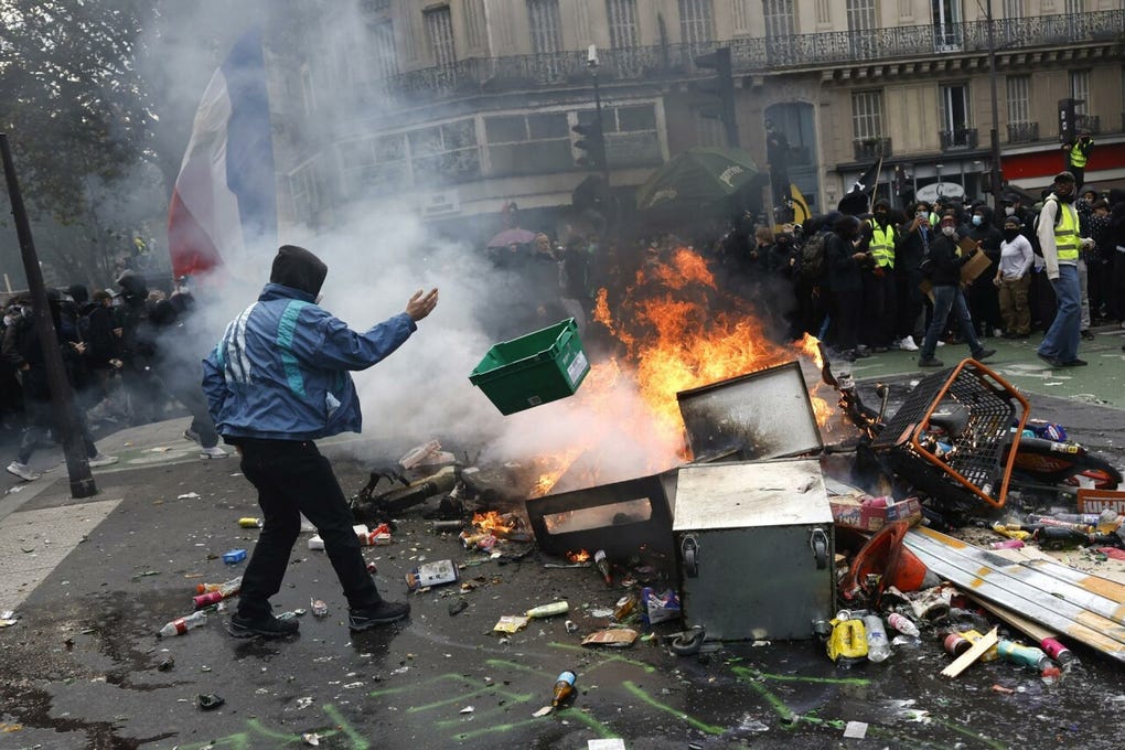 El presidente francés, <strong>Emmanuel Macron</strong>, afirmó este sábado que no hay ningún lugar para la violencia en <strong>Francia</strong>, prometió castigos para los autores de destrozos y saqueos en esta jornada de protestas por el encarecimiento de la vida, y pidió un frente unido contra los que siembran el caos.