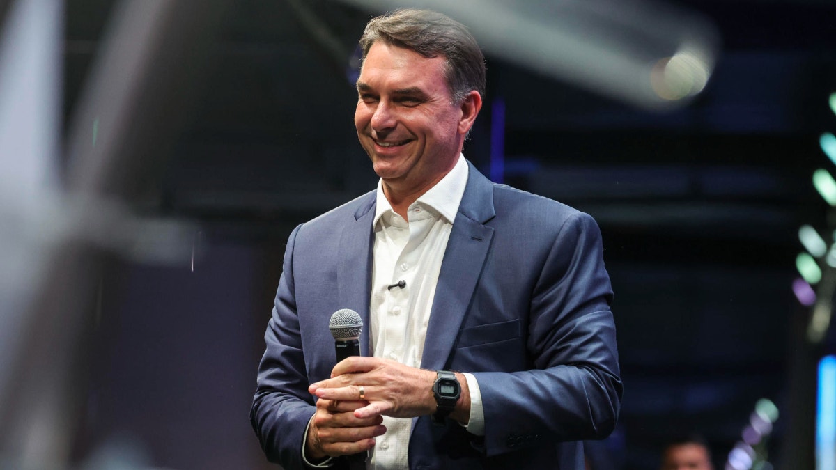 Flávio Bolsonaro dice que Brasil será una de las siete potencias mundiales bajo su mandato