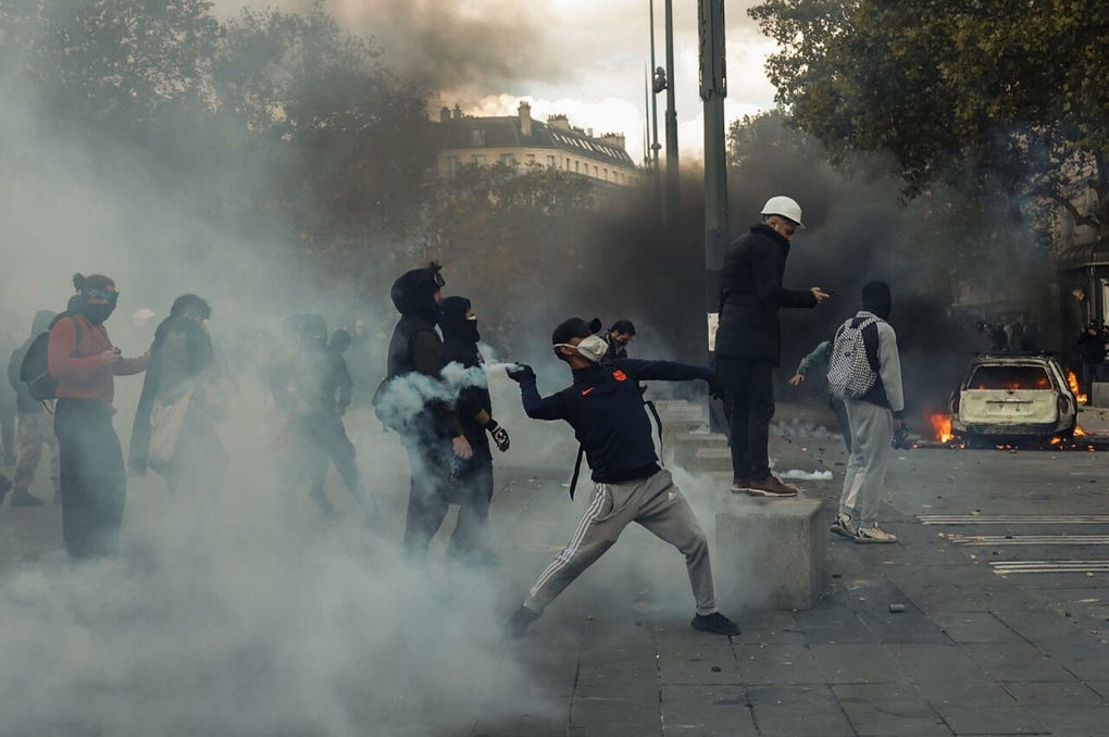 Una asistencia masiva (fueron 110.000 sólo en <strong>París</strong>, de acuerdo con el Ministerio del Interior), que superó muy ampliamente las expectativas del <strong>Ejecutivo</strong>, que en vísperas de esta jornada había indicado que serían como mucho 150.000 en todo el país.
