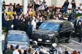 El papa León XIV abandonó el Policlínico Gemelli de Roma al recibir el alta hospitalaria tras su operación por un tumor canceroso en el pulmón.