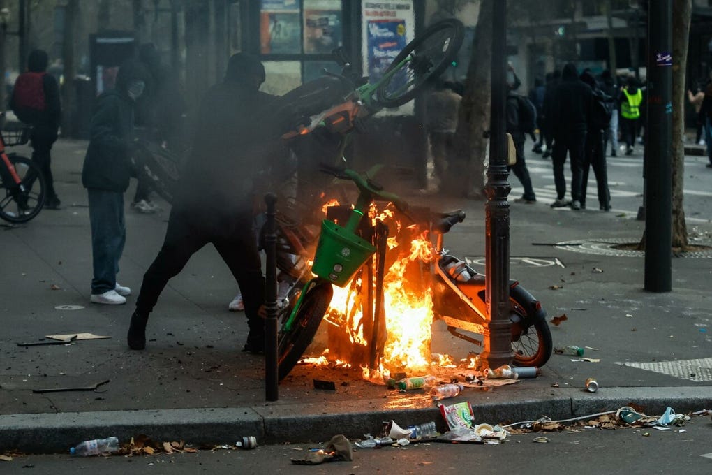 Hay calles enteras que han sido sistemáticamente devastadas, denunció el alcalde de <strong>París</strong>, el socialista <strong>Emmanuel Grégoire</strong>, que estimó que el saldo de la violencia y los saqueos cometidos en la capital será grave, de inmensa magnitud, con daños a los espacios públicos y los monumentos vandalizados y destrozados.
