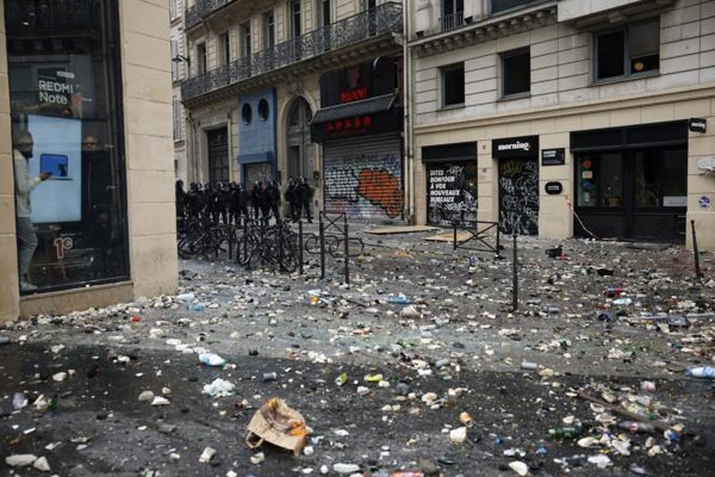 El fuego estuvo muy presente en <strong>París</strong>, donde grupos incontrolados prendieron la mecha que quemó también comercios, mientras otros muchos fueron saqueados en varios barrios.