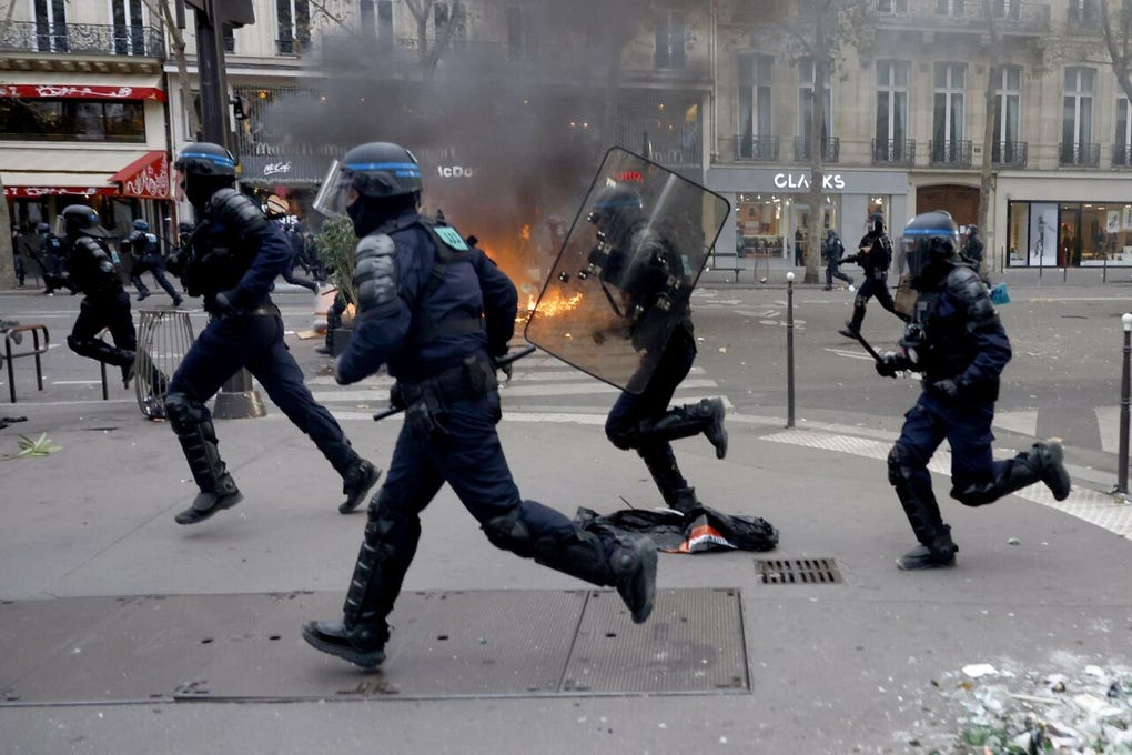 El primer ministro francés, <strong>Sébastien Lecornu</strong>, afirmó que detrás de la violencia en la que degeneraron algunas de las protestas sociales de este sábado hay una maniobra política, y anunció que ya se llevaban <strong>1.200 personas detenidas</strong> en un día en que <strong>150 policías </strong>y gendarmes resultaron heridos.