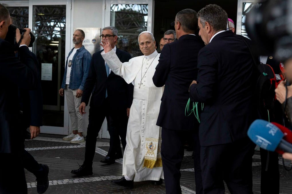 La noticia del alta hospitalaria del papa peruano-estadounidense suscitó gran expectación y congregó a las puertas del centro sanitario a decenas de fieles que se sumaron a los numerosos medios de comunicación que han seguido desde las afueras del Gemelli la operación y recuperación del pontífice.