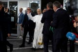 La noticia del alta hospitalaria del papa peruano-estadounidense suscitó gran expectación y congregó a las puertas del centro sanitario a decenas de fieles que se sumaron a los numerosos medios de comunicación que han seguido desde las afueras del Gemelli la operación y recuperación del pontífice.