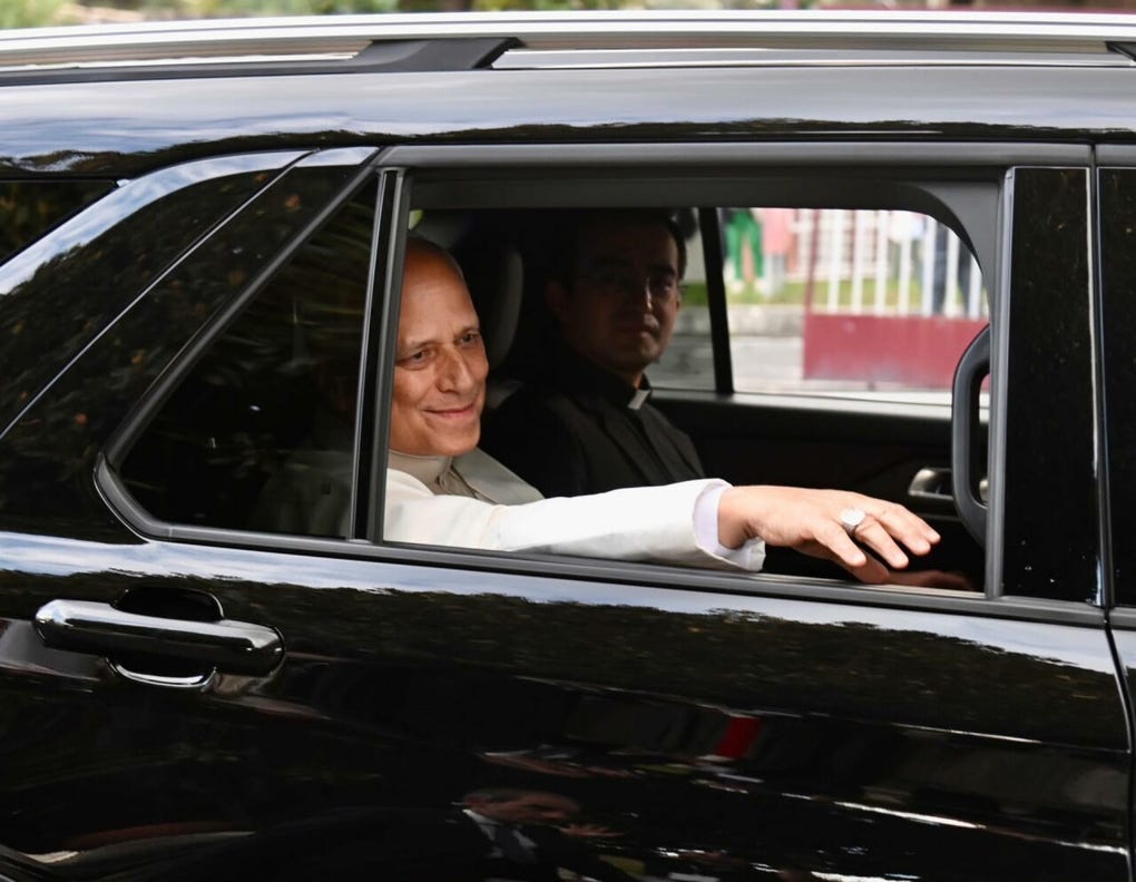 El papa abordó una lujosa camioneta, que lo trasladó al Vaticano, donde este domingo presidirá el rezo del ángelus.