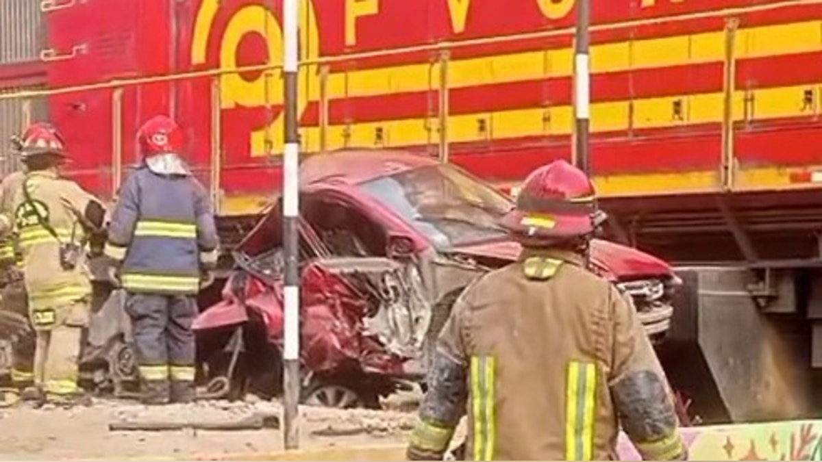 Callao: auto queda destrozado tras chocar contra un tren en Carmen de la Legua