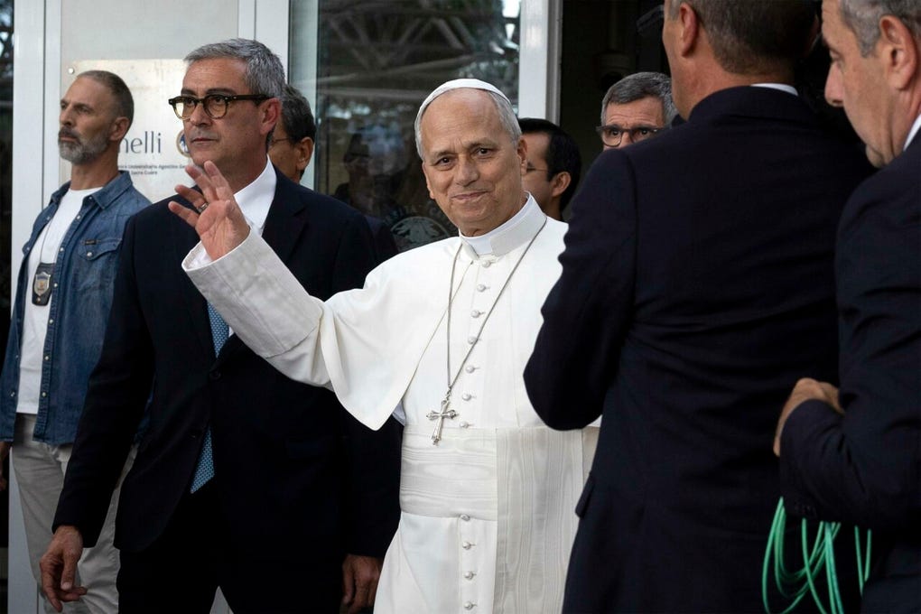 El papa, de 71 años, salió del hospital caminando con normalidad, sonriente, y saludando a pacientes y a los fieles congregados en la puerta principal del Gemelli y tras detenerse unos minutos a conversar con una niña y sus familiares, subió al coche que lo trasladó al Vaticano.