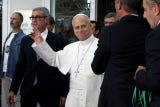 El papa, de 71 años, salió del hospital caminando con normalidad, sonriente, y saludando a pacientes y a los fieles congregados en la puerta principal del Gemelli y tras detenerse unos minutos a conversar con una niña y sus familiares, subió al coche que lo trasladó al Vaticano.