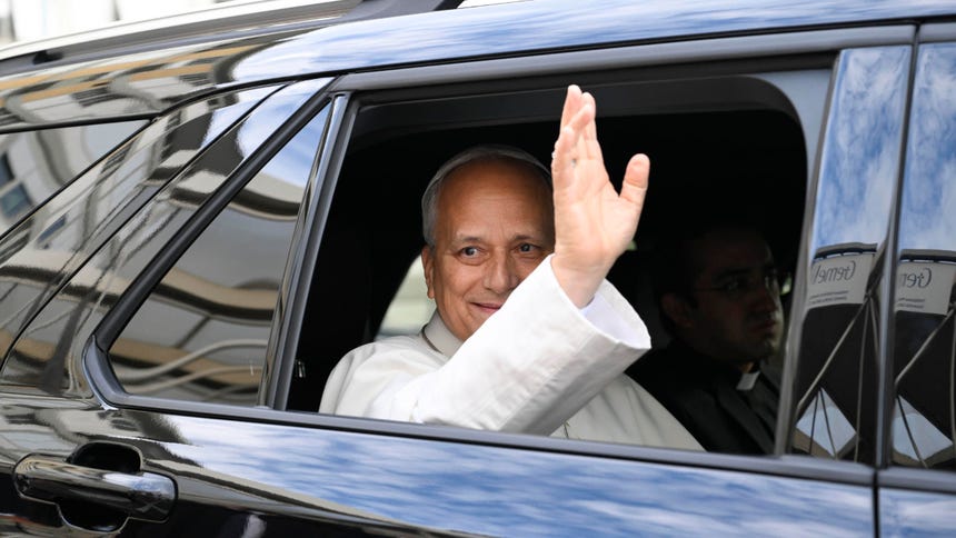 El papa León XIV se dirige al Vaticano tras ser dado de alta. 