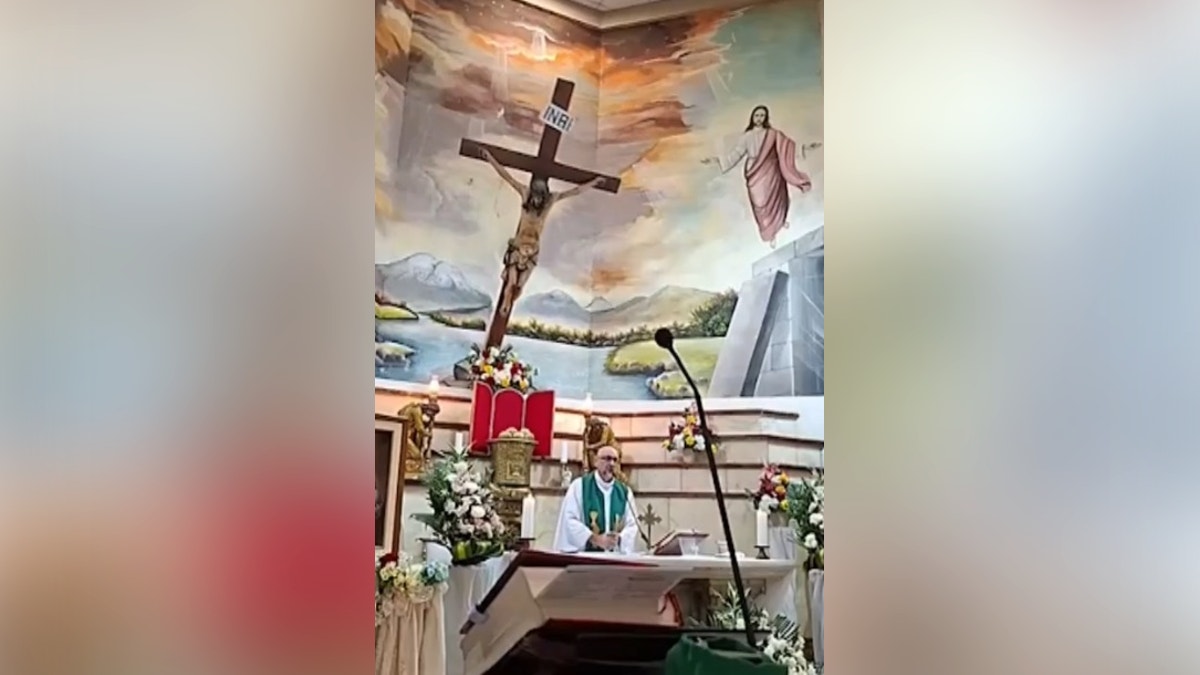 Un sacerdote muere en Ecuador tras caerle una cruz en una misa transmitida en directo [VIDEO]