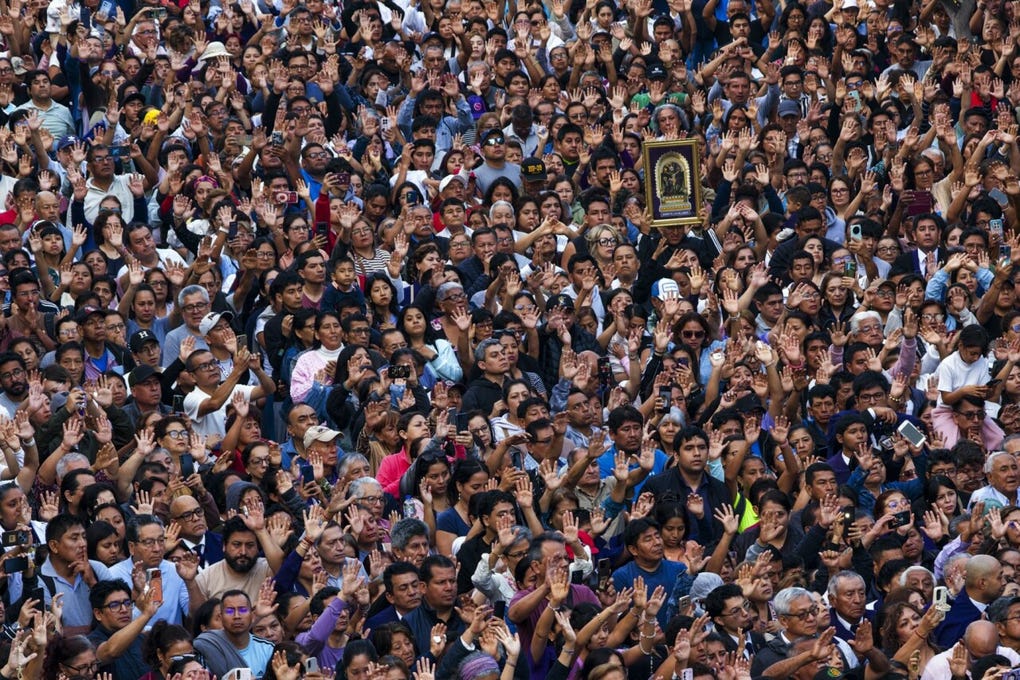 Una multitud de devotos se congrega en las calles para participar en la tradicional procesión del Señor de los Milagros, una de las principales manifestaciones de fe católica en el Perú.