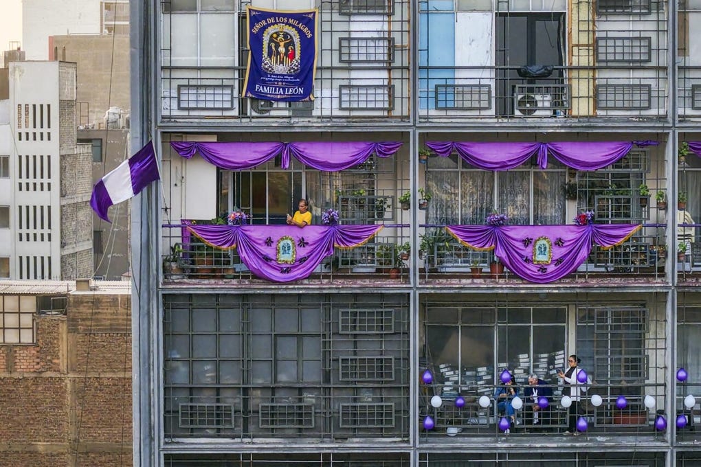 Balcones de viviendas del centro de Lima lucen imágenes religiosas y adornos en homenaje al Señor de los Milagros durante el paso de la procesión