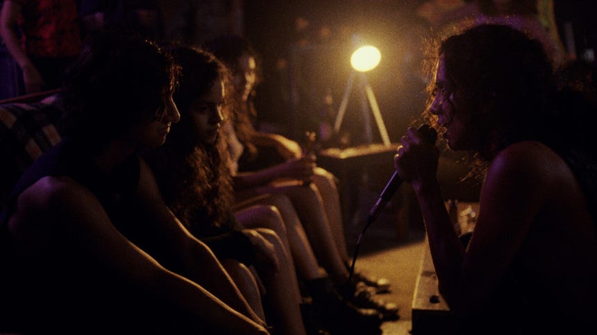 'Los inocentes' retrata una Lima áspera, callejera y punk, marcada por la rebeldía juvenil y la crudeza urbana.