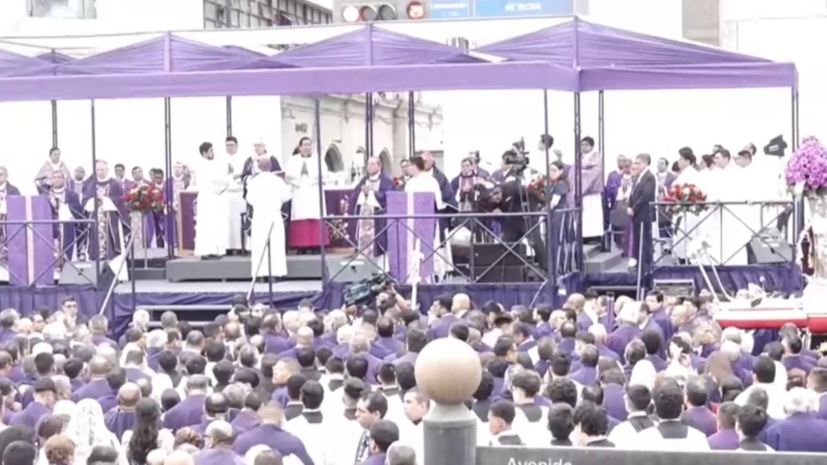 Cardenal Castillo agradeció al Señor de los Milagros por el alta médica del papa León XIV